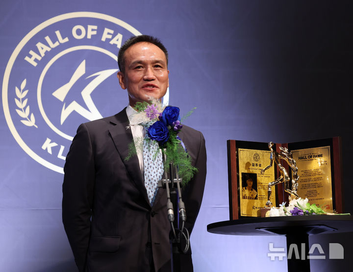 [서울=뉴시스] 배훈식 기자 = 김주성이 16일 오전 서울 종로구 아산정책연구원에서 열린 제2회 K리그 명예의 전당 헌액식에서 선수 부문 헌액 소감을 말하고 있다. 2025.09.16. dahora83@newsis.com