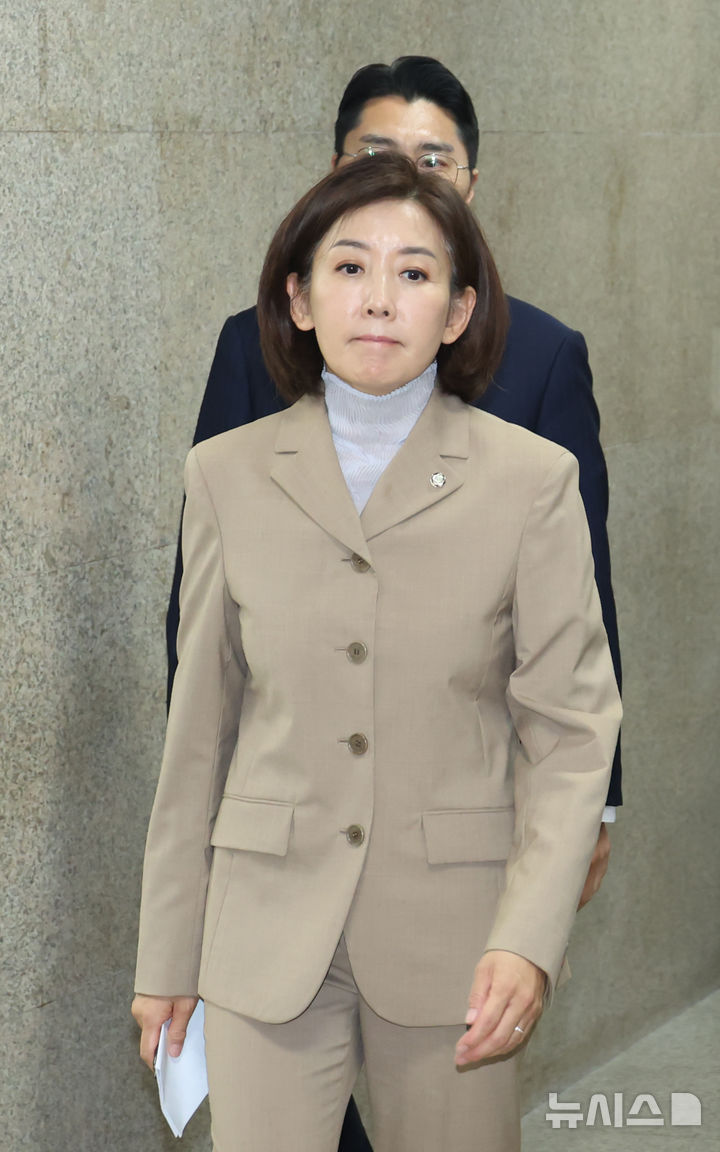 [서울=뉴시스] 고승민 기자 = 국민의힘 나경원 등 법제사법위원회 위원들이 16일 서울 여의도 국회에서 법사위 간사 선임 관련 기자회견을 하기 위해 취재진 앞으로 향하고 있다. 2025.09.16. kkssmm99@newsis.com