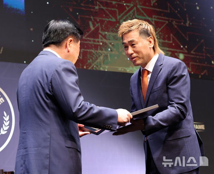 [서울=뉴시스] 배훈식 기자 = 김병지가 16일 오전 서울 종로구 아산정책연구원에서 열린 제2회 K리그 명예의 전당 헌액식에서 선수 부문 헌액 증서를 받고 있다. 2025.09.16. dahora83@newsis.com