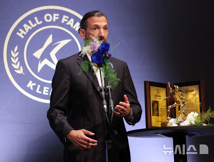 [서울=뉴시스] 배훈식 기자 = 데얀이 16일 오전 서울 종로구 아산정책연구원에서 열린 제2회 K리그 명예의 전당 헌액식에서 선수 부문 헌액 소감을 말하고 있다. 2025.09.16. dahora83@newsis.com