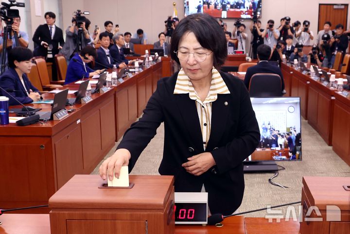 [서울=뉴시스] 조성봉 기자 = 추미애 국회 법제사법위원장이 16일 서울 여의도 국회에서 열린 법제사법위원회 전체회의에서 나경원 국민의힘 간사 선임의 건과 관련해 무기명 투표를 하고 있다. 2025.09.16. suncho21@newsis.com