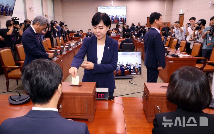 [서울=뉴시스] 조성봉 기자 = 전현희 더불어민주당 의원이 16일 서울 여의도 국회에서 열린 법제사법위원회 전체회의에서 나경원 국민의힘 간사 선임의 건과 관련해 무기명 투표를 하고 있다. 2025.09.16. suncho21@newsis.com