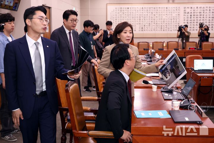 [서울=뉴시스] 조성봉 기자 = 나경원, 박준태(왼쪽) 국민의힘 의원이 16일 오전 서울 여의도 국회에서 열린 법제사법위원회 전체회의에서 추미애 법사위원장의 운영방식에 대해 항의하고 있다. 2025.09.16. suncho21@newsis.com