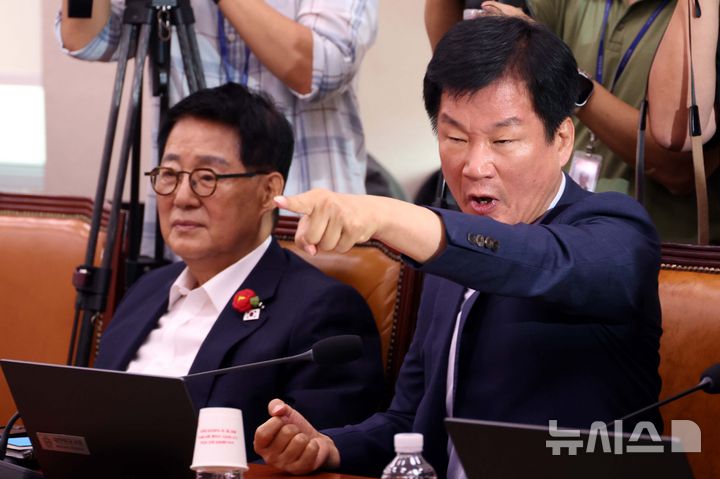 [서울=뉴시스] 조성봉 기자 = 박균택 더불어민주당 의원이 16일 오전 서울 여의도 국회에서 열린 법제사법위원회 전체회의에서 곽규택 국민의힘 의원의 발언에 강하게 항의하고 있다. 2025.09.16. suncho21@newsis.com