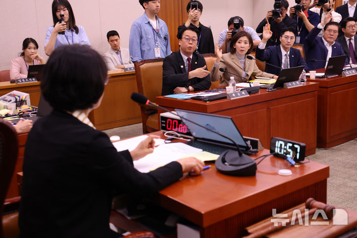 [서울=뉴시스] 김명년 기자 = 16일 오전 서울 여의도 국회에서 열린 법제사법위원회 전체회의에서 국민의힘 의원들이 추미애 위원장에게 의사진행발언을 요청하고 있다. 2025.09.16. kmn@newsis.com