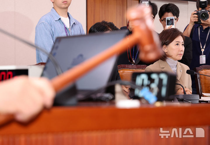 [서울=뉴시스] 김명년 기자 = 나경원 국민의힘 의원이 16일 오전 서울 여의도 국회에서 열린 법제사법위원회 전체회의에 참석해 있다. 이날 전체회의에서 나 의원 국민의힘 간사 선임안은 부결됐다. 2025.09.16. kmn@newsis.com