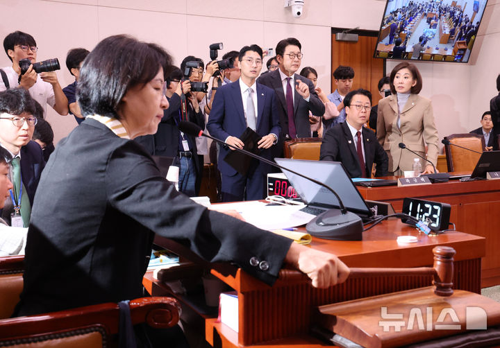 [서울=뉴시스] 김명년 기자 = 추미애 국회 법제사법위원장이 16일 오전 서울 여의도 국회에서 열린 법사위 전체회의에서 나경원 의원 국민의힘 간사 선임의 건에 대한 무기명 투표를 앞두고 잠시 정회를 선포하고 있다. 2025.09.16. kmn@newsis.com