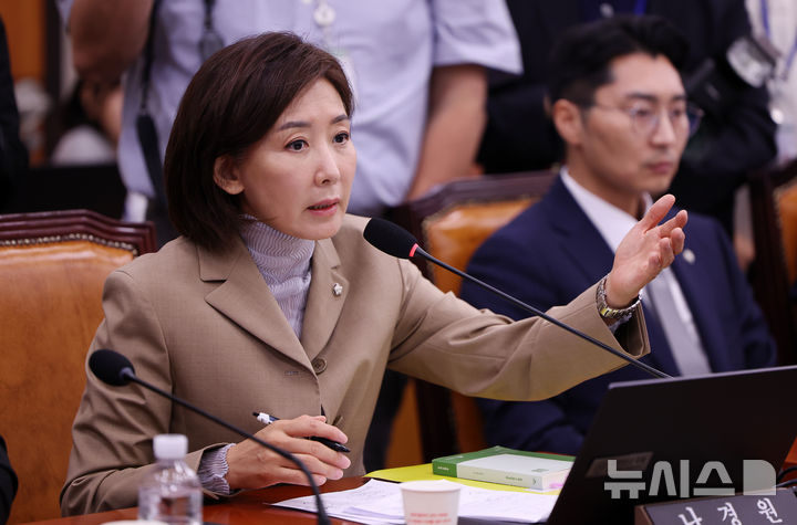 [서울=뉴시스] 김명년 기자 = 나경원 국민의힘 의원이 16일 오전 서울 여의도 국회에서 열린 법제사법위원회 전체회의에서 신상발언하고 있다. 2025.09.16. kmn@newsis.com