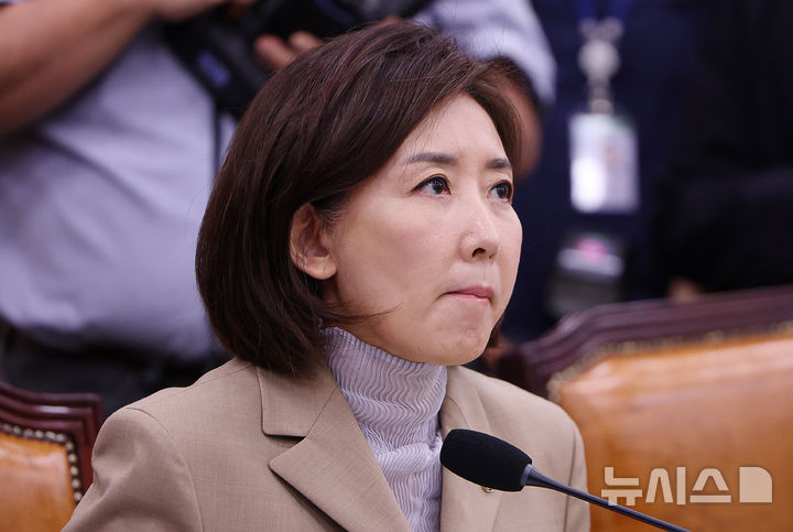 [서울=뉴시스] 김명년 기자 = 나경원 국민의힘 의원이 16일 오전 서울 여의도 국회에서 열린 법제사법위원회 전체회의에서 입술을 깨물고 있다. 2025.09.16. kmn@newsis.com