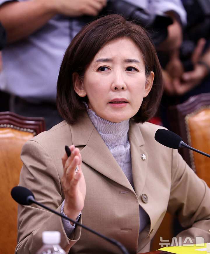 [서울=뉴시스] 김명년 기자 = 나경원 국민의힘 의원이 16일 오전 서울 여의도 국회에서 열린 법제사법위원회 전체회의에서 신상발언하고 있다. 2025.09.16. kmn@newsis.com