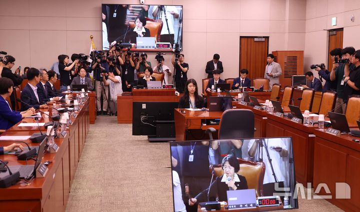 [서울=뉴시스] 조성봉 기자 = 추미애 국회 법제사법위원장이 16일 서울 여의도 국회에서 열린 법제사법위원회 전체회의에서 나경원 국민의힘 간사 선임의 건 부결을 선언하고 있다. 2025.09.16. suncho21@newsis.com