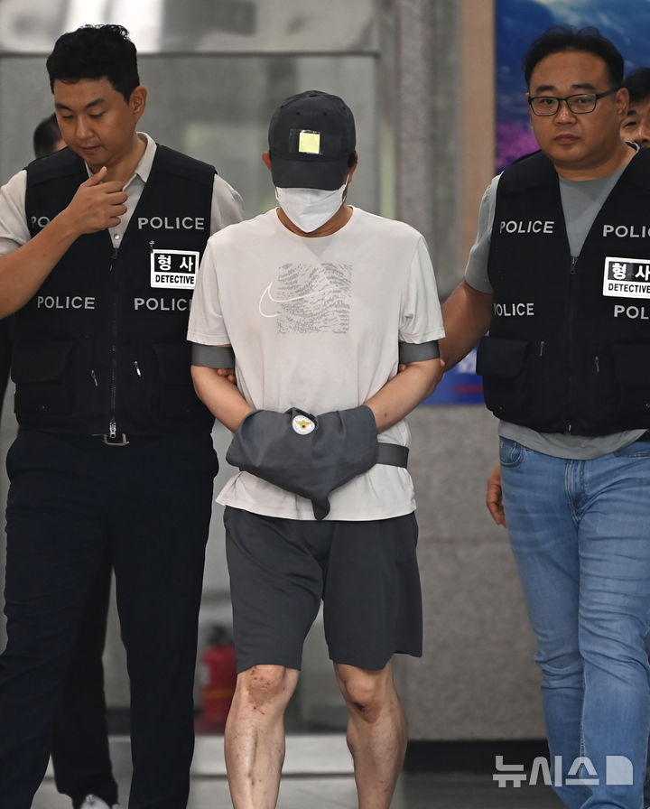 [용인=뉴시스] 김종택 기자 = 20대 틱토커를 살해한 혐의를 받는 50대 남성 A 씨가 구속 전 피의자 심문(영장실질심사)에 출석하기 위해 16일 경기 용인동부경찰서 유치장을 나오고 있다. A 씨는 지난 11일 인천에서 틱토커인 20대 여성을 폭행하고 목을 졸라 살해, 전북 무주군의 한 야산에 유기한 혐의를 받고 있다. 2025.09.16. jtk@newsis.com