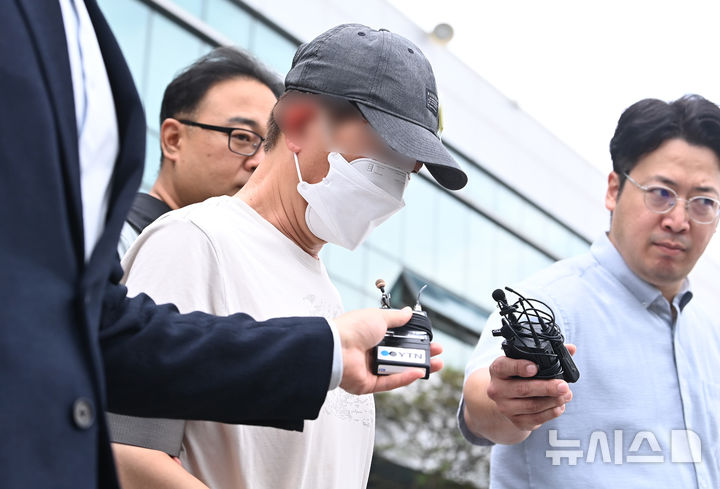 [용인=뉴시스] 20대 틱토커를 살해한 혐의를 받는 A(50대)씨가 구속 전 피의자 심문(영장실질심사)에 출석하기 위해 지난 2025년 9월16일 경기 용인동부경찰서 유치장을 나오고 있다. A씨는 지난 11일 인천에서 틱토커인 20대 여성을 폭행하고 목을 졸라 살해, 전북 무주군의 한 야산에 유기한 혐의를 받고 있다. (사진=뉴시스 DB). photo@newsis.com