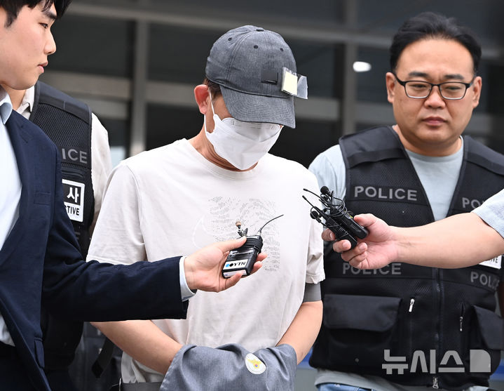 [용인=뉴시스] 김종택 기자 = 20대 틱토커를 살해한 혐의를 받는 50대 남성 A 씨가 구속 전 피의자 심문(영장실질심사)에 출석하기 위해 16일 경기 용인동부경찰서 유치장을 나오고 있다. A 씨는 지난 11일 인천에서 틱토커인 20대 여성을 폭행하고 목을 졸라 살해, 전북 무주군의 한 야산에 유기한 혐의를 받고 있다. 2025.09.16. jtk@newsis.com