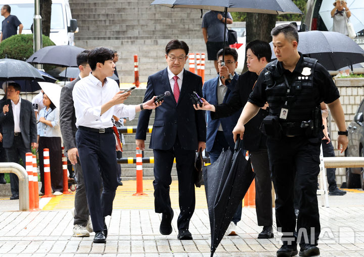 [서울=뉴시스] 최진석 기자 = 전직 통일교 간부에게 불법 정치자금을 수수한 혐의를 받는 권성동 국민의힘 의원이 16일 서울 서초구 서울중앙지법으로 구속 전 피의자 심문(영장실질심사)을 받기 위해 이동히고 있다. 2025.09.16. myjs@newsis.com