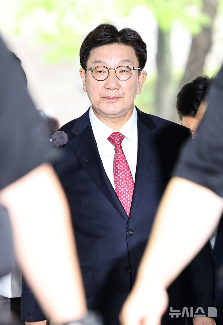 [서울=뉴시스] 최진석 기자 = 전직 통일교 간부에게 불법 정치자금을 수수한 혐의를 받는 권성동 국민의힘 의원이 16일 서울 서초구 서울중앙지법으로 구속 전 피의자 심문(영장실질심사)을 받기 위해 이동히고 있다. 2025.09.16. myjs@newsis.com