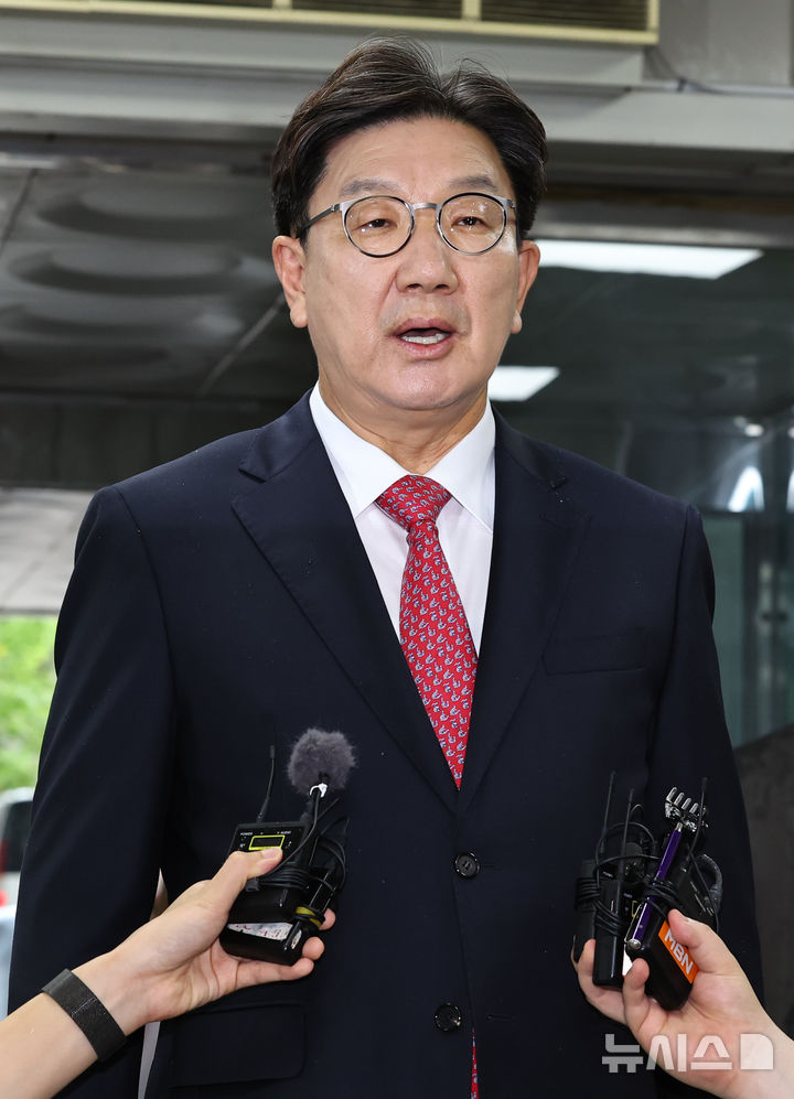 [서울=뉴시스] 최진석 기자 = 전직 통일교 간부에게 불법 정치자금을 수수한 혐의를 받는 권성동 국민의힘 의원이 16일 서울 서초구 서울중앙지법으로 구속 전 피의자 심문(영장실질심사)을 받기 위해 이동하며 발언하고 있다. 2025.09.16. myjs@newsis.com