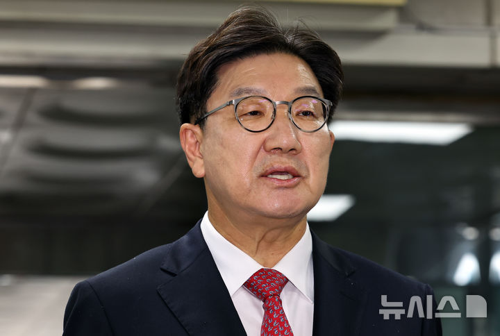 [서울=뉴시스] 최진석 기자 = 전직 통일교 간부에게 불법 정치자금을 수수한 혐의를 받는 권성동 국민의힘 의원이 16일 서울 서초구 서울중앙지법으로 구속 전 피의자 심문(영장실질심사)을 받기 위해 이동하며 발언하고 있다. 2025.09.16. myjs@newsis.com