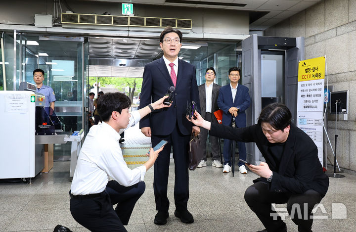 [서울=뉴시스] 최진석 기자 = 전직 통일교 간부에게 불법 정치자금을 수수한 혐의를 받는 권성동 국민의힘 의원이 16일 서울 서초구 서울중앙지법으로 구속 전 피의자 심문(영장실질심사)을 받기 위해 이동하며 발언하고 있다. 2025.09.16. myjs@newsis.com