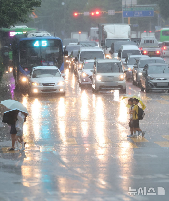 [인천=뉴시스] 전진환 기자 = 16일 오후 인천 남동구 구월로에서 갑작스레 내리는 소나기에 차량들이 전도등을 켠채 운행하고 있다. 2025.09.16. amin2@newsis.com