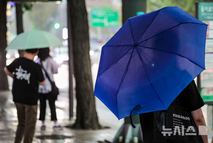 [서울=뉴시스] 정병혁 기자 = 16일 서울 중구 을지로입구역 인근에 우산을 쓴 시민들이 이동하고 있다. 2025.09.16. jhope@newsis.com