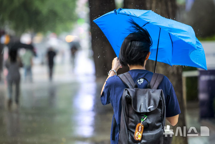 인천, 흐리고 낮까지 가끔 비…강풍 불고 낮 기온 '뚝'