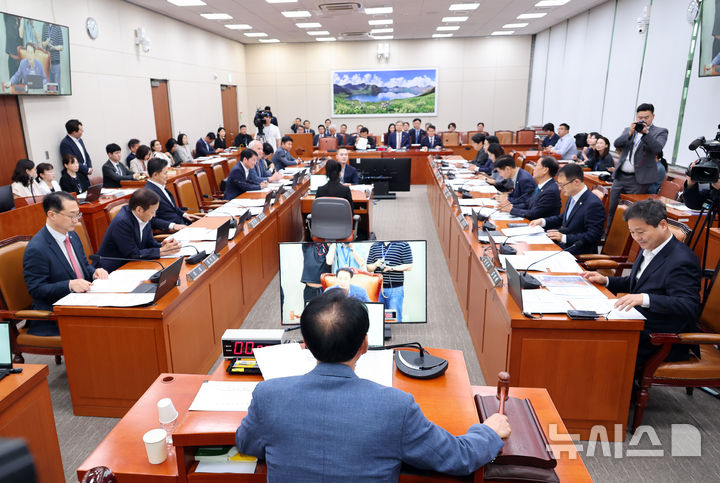 [서울=뉴시스] 김금보 기자 = 김석기 국회 외교통일위원회 위원장이 16일 오후 서울 여의도 국회에서 열린 전체회의에서 의사봉을 두드리고 있다. 2025.09.16. kgb@newsis.com