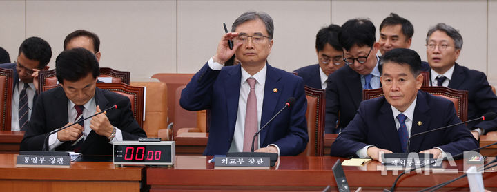 [서울=뉴시스] 김금보 기자 = 정동영(왼쪽부터) 통일부 장관, 조현 외교부 장관, 김경협 재외동포청장이 16일 오후 서울 여의도 국회에서 열린 외교통일위원회 전체회의에 출석해 있다. 2025.09.16. kgb@newsis.com