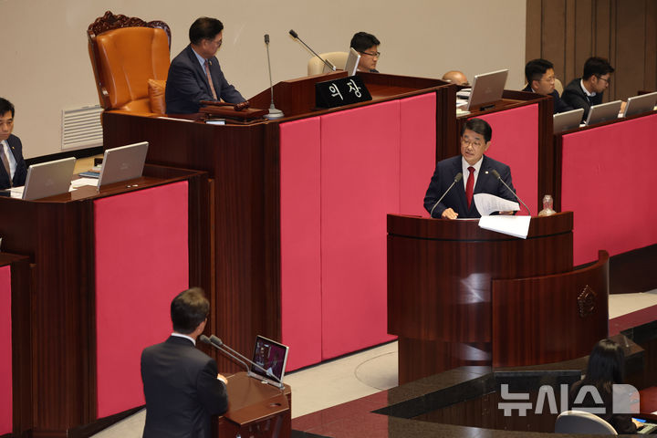 [서울=뉴시스] 김명년 기자 = 배준영 국민의힘 의원이 16일 오전 서울 여의도 국회에서 열린 본회의에서 김민석 국무총리에게 대정부 질문을 하고 있다. 2025.09.16. kmn@newsis.com