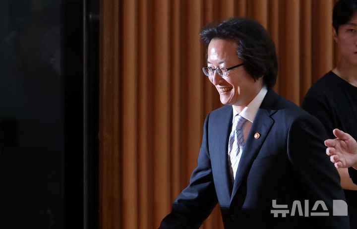 [세종=뉴시스] 강종민 기자 = 주병기 공정거래위원장이 16일 세종시 정부세종청사에서 열린 취임식장에 밝은 표정을 지으며 들어서고 있다. 2025.09.16. ppkjm@newsis.com