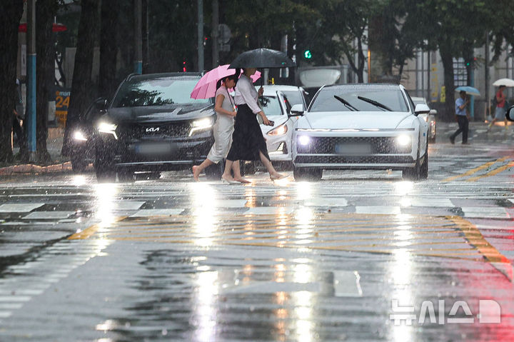 [서울=뉴시스] 권창회 기자 = 16일 오후 서울 종로구 광화문광장 인근에 소나기가 내리고 있다. 2025.09.16. kch0523@newsis.com