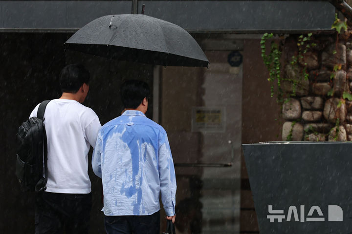 [서울=뉴시스] 권창회 기자 = 16일 오후 서울 종로구 광화문광장 인근에 소나기가 내리고 있다. 2025.09.16. kch0523@newsis.com