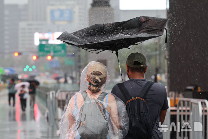 [서울=뉴시스] 권창회 기자 = 16일 오후 서울 종로구 광화문광장 인근에 소나기가 내리고 있다. 2025.09.16. kch0523@newsis.com