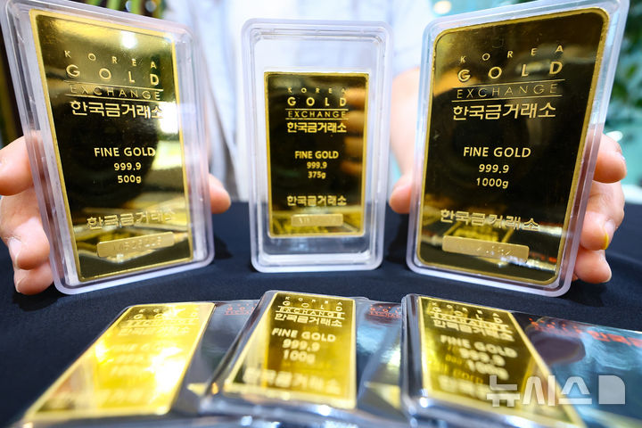 [서울=뉴시스] 16일 월스트리트저널(WSJ)에 따르면 금 선물 가격은 이날 온스당 3727.10달러로 0.22% 상승했다. 현물 가격도 0.31% 오른 3690.26달러에 거래됐다. 2025.09.17.