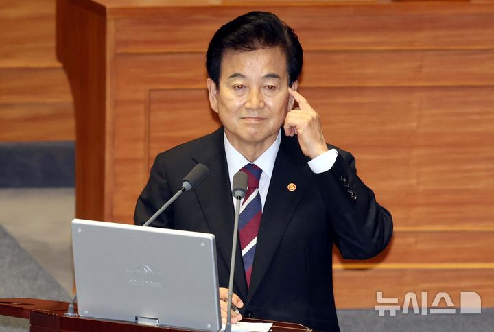 [서울=뉴시스] 조성봉 기자 = 정동영 통일부 장관이 16일 서울 여의도 국회에서 열린 제429회국회(정기회) 제6차 본회의 외교통일안보에 관한 대정부질문에서 이인영 더불어민주당 의원의 질의에 잠시 생각에 잠겨 있다. 2025.09.16. suncho21@newsis.com