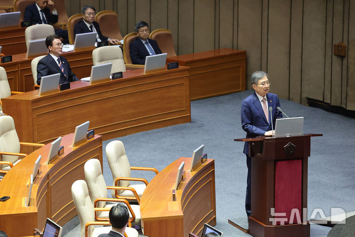 [서울=뉴시스] 김명년 기자 = 조현 외교부 장관이 16일 오전 서울 여의도 국회에서 열린 본회의에서 이인영 더불어민주당 의원에게 대정부 질문을 받고 있다. 2025.09.16. kmn@newsis.com