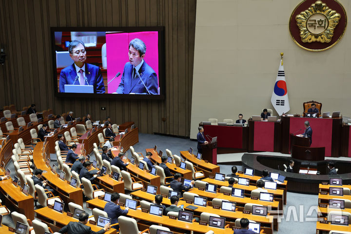[서울=뉴시스] 김명년 기자 = 이인영 더불어민주당 의원이 16일 오전 서울 여의도 국회에서 열린 본회의에서 조현 외교부 장관에게 대정부 질문을 하고 있다. 2025.09.16. kmn@newsis.com