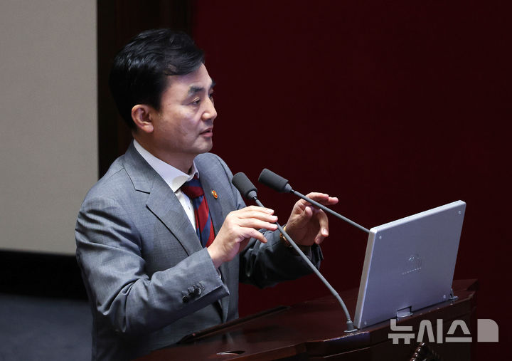 [서울=뉴시스] 김명년 기자 = 안규백 국방부 장관이 16일 오전 서울 여의도 국회에서 열린 본회의에서 배준영 국민의힘 의원의 대정부 질문에 답하고 있다. 2025.09.16. kmn@newsis.com