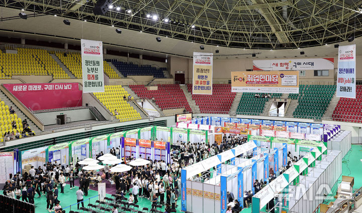 [구미=뉴시스] 이무열 기자 = 16일 경북 구미시 박정희체육관에서 열린 2025 춘하추동 취업 한마당이 구직자들로 붐비고 있다.이번 행사에는 첨단 IT 기기 부품, 자동차 부품, 전기·전자 부품 제조업체 등 35개의 주요 구인기업이 참여해 236명의 인재를 채용할 계획이다. 2025.09.16. lmy@newsis.com