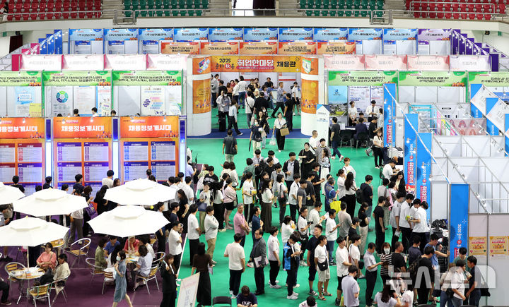 [구미=뉴시스] 이무열 기자 = 16일 경북 구미시 박정희체육관에서 열린 2025 춘하추동 취업 한마당이 구직자들로 붐비고 있다.이번 행사에는 첨단 IT 기기 부품, 자동차 부품, 전기·전자 부품 제조업체 등 35개의 주요 구인기업이 참여해 236명의 인재를 채용할 계획이다. 2025.09.16. lmy@newsis.com
