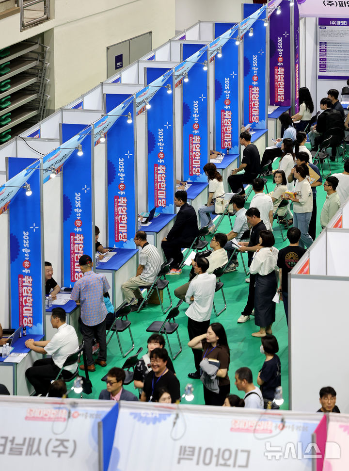 [구미=뉴시스] 이무열 기자 = 16일 경북 구미시 박정희체육관에서 열린 2025 춘하추동 취업 한마당에서 구직자들이 현장면접을 보고 있다.이번 행사에는 첨단 IT 기기 부품, 자동차 부품, 전기·전자 부품 제조업체 등 35개의 주요 구인기업이 참여해 236명의 인재를 채용할 계획이다. 2025.09.16. lmy@newsis.com