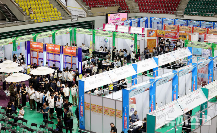 [구미=뉴시스] 이무열 기자 = 지난 16일 경북 구미시 박정희체육관에서 열린 2025 춘하추동 취업 한마당이 구직자들로 붐비는 모습. 2025.09.16. lmy@newsis.com