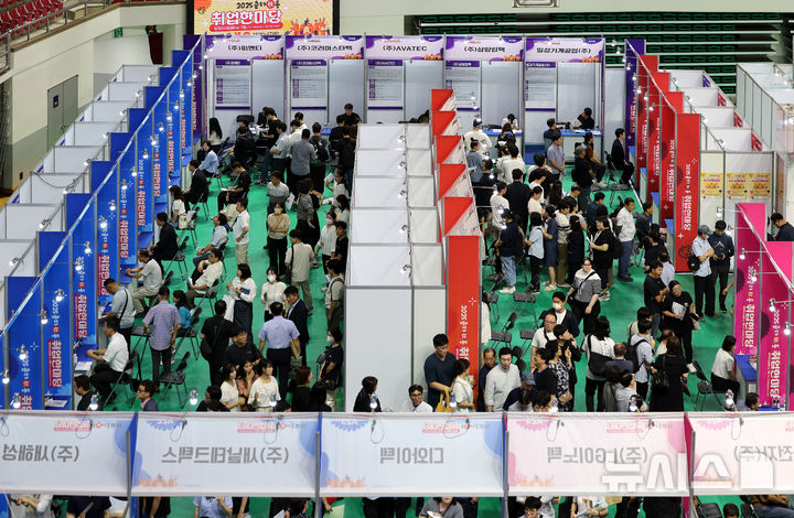[구미=뉴시스] 이무열 기자 = 16일 경북 구미시 박정희체육관에서 열린 2025 춘하추동 취업 한마당에서 구직자들이 현장면접을 보고 있다.이번 행사에는 첨단 IT 기기 부품, 자동차 부품, 전기·전자 부품 제조업체 등 35개의 주요 구인기업이 참여해 236명의 인재를 채용할 계획이다. 2025.09.16. lmy@newsis.com