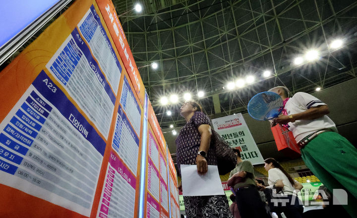 [구미=뉴시스] 이무열 기자 = 16일 경북 구미시 박정희체육관에서 열린 2025 춘하추동 취업 한마당에서 구직자들이 채용정보 게시대를 살펴보고 있다.이번 행사에는 첨단 IT 기기 부품, 자동차 부품, 전기·전자 부품 제조업체 등 35개의 주요 구인기업이 참여해 236명의 인재를 채용할 계획이다. 2025.09.16. lmy@newsis.com