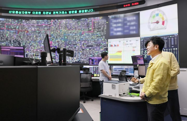 [서울=뉴시스] 이호현 산업통상자원부 2차관이 16일 오후 전남 나주 전력거래소에서 가을철 경부하기 대비 전력계통 안정화 모의훈련을 점검하고 있다. (사진=산업통상자원부 제공) 2025.09.16. photo@newsis.com *재판매 및 DB 금지