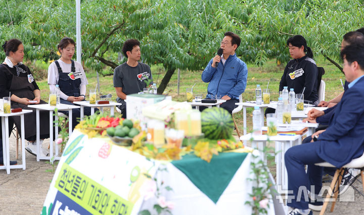 [세종=뉴시스] 고범준 기자 = 이재명 대통령이 9월16일 세종시 전동면 조일농원에서 열린 청년 농업인 간담회에서 발언하고 있다. (대통령실통신사진기자단) 2025.09.16. bjko@newsis.com