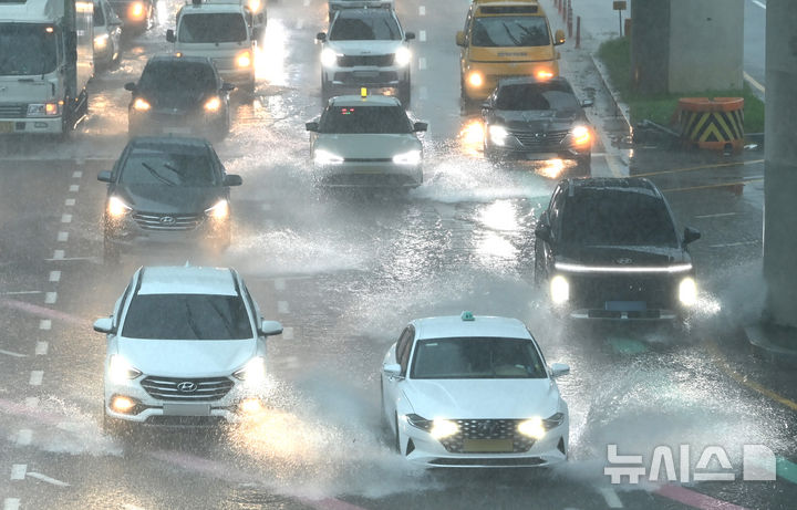 [용인=뉴시스] 김종택 기자 = 수도권 지역에 호우주의보가 발효된 지난 16일 경기 용인시청 앞 도로에서 차량들이 물보라를 일으키며 지나가고 있다. 2025.09.16. jtk@newsis.com