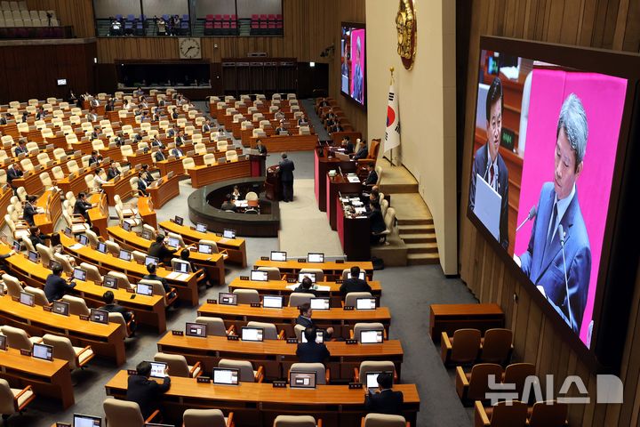 [서울=뉴시스] 조성봉 기자 = 정동영 통일부 장관이 16일 서울 여의도 국회에서 열린 제429회국회(정기회) 제6차 본회의 외교통일안보에 관한 대정부질문에서 이인영 더불어민주당 의원의 질의에 답변하고 있다. 2025.09.16. suncho21@newsis.com