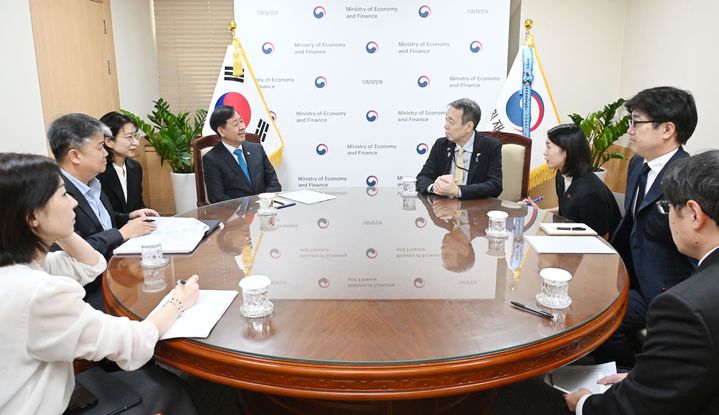 [서울=뉴시스] 구윤철 부총리 겸 기획재정부 장관이 16일 서울 종로구 정부서울청사에서 미즈시마 코이치 주한 일본대사와 면담하고 있다. (사진=기획재정부 제공) 2025.09.16. photo@newsis.com *재판매 및 DB 금지