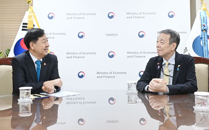 [서울=뉴시스] 구윤철 부총리 겸 기획재정부 장관이 16일 서울 종로구 정부서울청사에서 미즈시마 코이치 주한 일본대사와 면담하고 있다. (사진=기획재정부 제공) 2025.09.16. photo@newsis.com *재판매 및 DB 금지